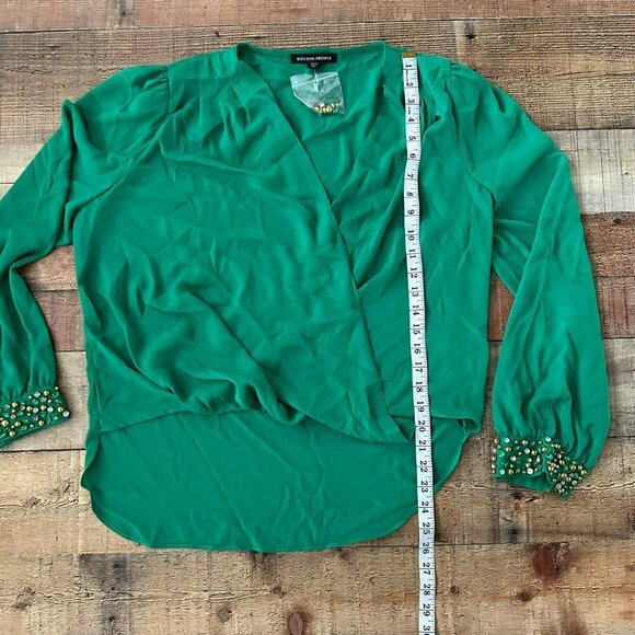 Boston Proper Lightweight Embellished Cuff Surplice Wrapped Top in Green -M - Picture 4 of 8